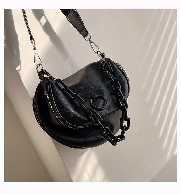 One-shoulder crossbody saddle bag

Size: upper width: 23cm/ lower width: 25cm/ height: 20cm/ thickness: 11cm