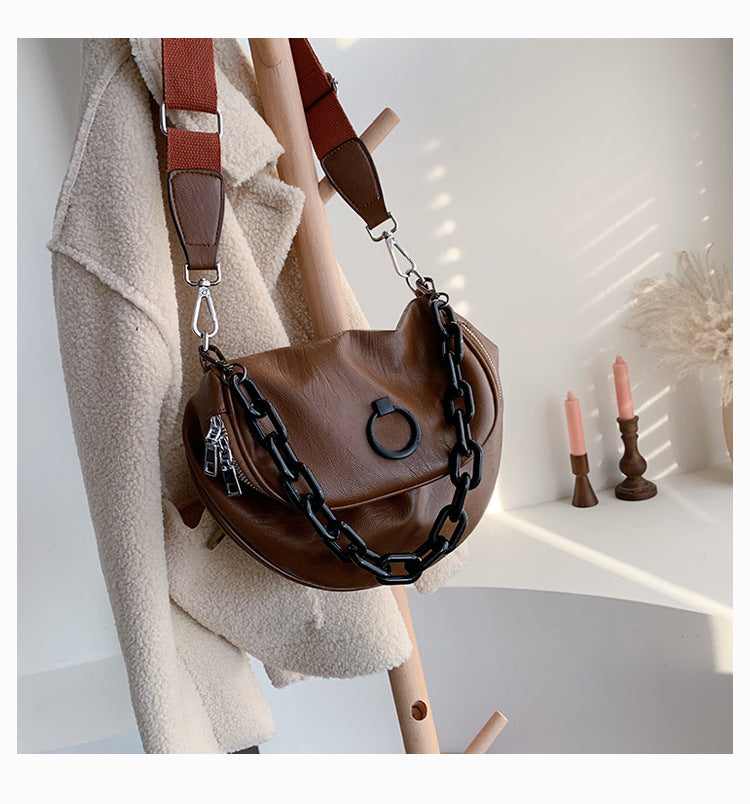 One-shoulder crossbody saddle bag

Size: upper width: 23cm/ lower width: 25cm/ height: 20cm/ thickness: 11cm